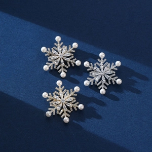Rotating Snowflake Brooch Copper Alloy Cubic Zirconia Faux Artificial Pearl Elegant Pin Winter Wedding Accessories Women