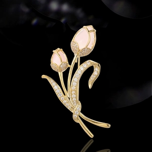 Elegante broche tulipán de oro con capullos de cristal rosa y piedras blancas brillantes