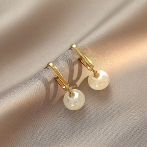 Boucles d'oreilles perles élégantes avec aiguilles en argent S925 sur fond de soie