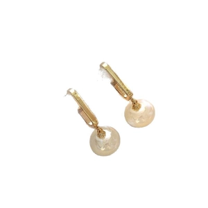Boucles d'oreilles pendantes dorées avec tubes métalliques et grandes perles blanches