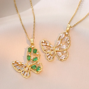 Collier papillon doré élégant orné de zircons cubiques sur fond de soie rose