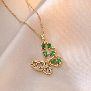 Collier papillon doré élégant avec gemmes vertes et zircons blancs sur satin brillant