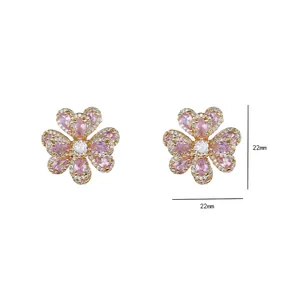 Élégantes boucles d'oreilles fleur rose 22mm avec zircons et finition dorée, vue de face