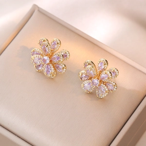 Élégantes boucles d'oreilles en or avec pétales de zircon violet et micro-pierres