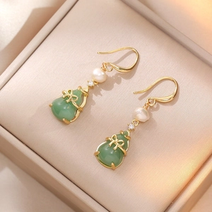 Boucles d'oreilles vintage en or avec perles d'eau douce et pierre vert émeraude