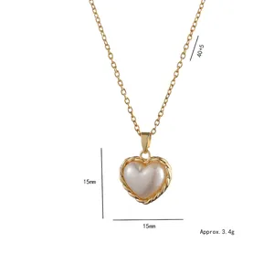 Collana con ciondolo a cuore dorato con inserto in perla bianca e bordo intrecciato vintage