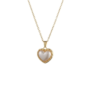 Elegante collana con ciondolo a cuore dorato con inserto perlato e bordo a corda ritorta