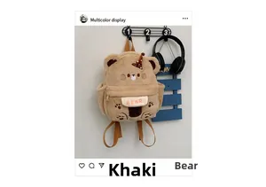 Detailansicht eines flauschigen Bärenrucksacks mit Stickerei und weichen 3D-Ohren