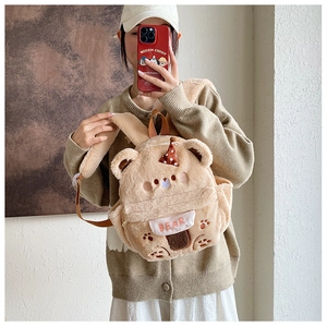 Detail eines Plüschbär-Rucksacks mit 3D-Ohren und gepunkteter Hut-Textur