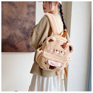 Detail eines Plüschbär-Rucksacks mit 3D-Ohren, gepunktetem Hut und weichem Kunstfell