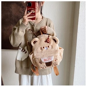 Detail eines süßen Plüschbären-Rucksacks mit 3D-Bärenkopf und verstellbarem Gurt
