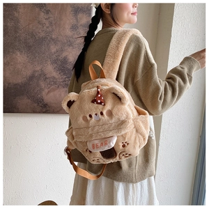 Detailansicht des Plüsch-Bärenrucksacks mit 3D-Ohren und gesticktem Bear-Logo