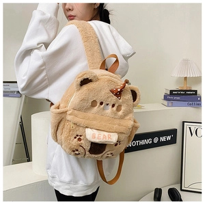 Detailansicht eines süßen braunen Plüschbären-Rucksacks mit 3D-Ohren und Schleife