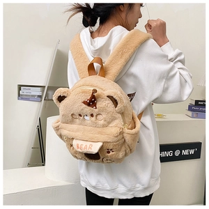 Detail eines süßen Plüschrucksacks in Bärenform mit 3D-Ohren und gepunktetem Hut