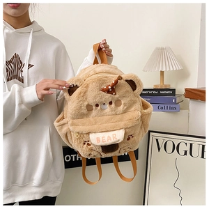 Detailansicht des khakifarbenen Plüschbären-Rucksacks mit 3D-Ohren und Stickerei