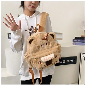 Detailansicht des weichen Plüschbär-Rucksacks mit gestickten Ohren und BEAR-Schriftzug