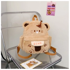 Detail eines süßen Plüschbären Rucksacks mit 3D-Ohren und BEAR Stickerei auf der Klappe