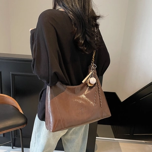 Retro brown large capacity tote bag in polished leather with chain strap and baseball charm