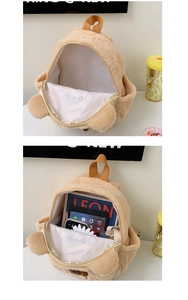 Detailansicht des Plüschbär-Rucksacks mit Platz für Bücher und Tablet im Innenfach