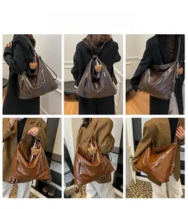 Vues détaillées d'un grand sac à dos rétro en similicuir avec charme d'ours et zip vertical