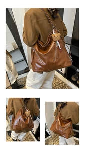 Détail du sac hobo vintage marron avec pendentif ours et foulard rayé décoratif