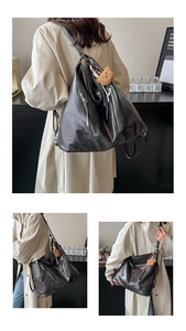 Détail d'un grand sac fourre-tout noir vintage avec fermoirs et un petit ours en peluche