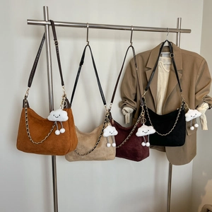 Sac Cabas en Suède à la Mode pour Femmes Sac à Épaule Bandoulière Minimaliste Avec Chaîne en Métal Et Pendentif en Peluche Sac à Main Hiver Automne