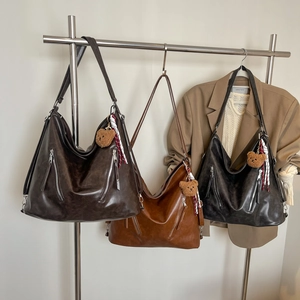 Sac à dos fourre-tout vintage en cuir marron, caramel et anthracite avec charm d'ours