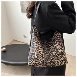 Dettaglio della borsa hobo leopardata con fiocco nero e tracolla in pelle elegante