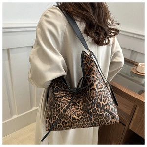 Dettaglio della borsa hobo leopardata oversize con fiocco decorativo nero sul retro