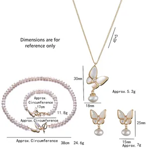 Parure de bijoux dorés avec papillons, perles d'eau douce et détails en nacre