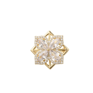 Detailaufnahme der goldenen Blumenbrosche mit Kristallen im Marquise-Schliff und Glanzeffekten