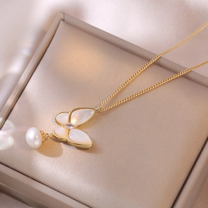 Collier papillon doré élégant avec pendentif en nacre et perle d'eau douce raffinée