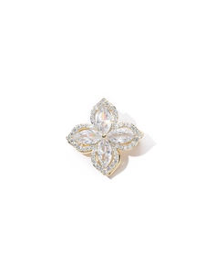 Makroaufnahme der goldenen Blumenbrosche mit Kristallen im Marquise-Schliff und Diamantrand