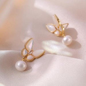 Boucles d'oreilles papillon en perles avec ailes en nacre sur soie champagne