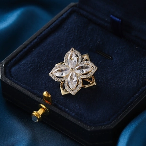 Eleganter rotierender Kleeblatt-Broche mit Marquise-Zirkonia in vergoldeter Ausführung