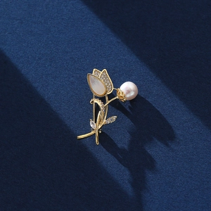 Elegant Tulip Flower Brooch Pin For Women Alloy Mother Of Artificial Pearl Cubic Zirconia White Artificial Pearl Korean Style Decor