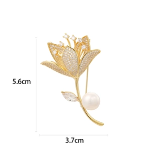 Eleganter Gold-Blumenbroschen-Anstecker mit weißen Zirkonia-Blüten und einer Süßwasserperle