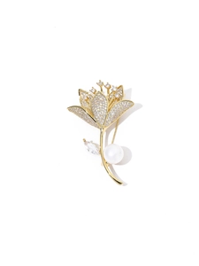 Detailaufnahme der Blumenbrosche in Gold mit Strasssteinen und echter Süßwasserperle