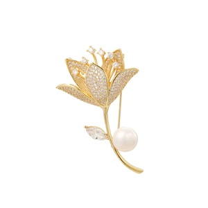 Detailaufnahme der Emaille-Blumenbrosche mit funkelnden Zirkonen und Süßwasserperle