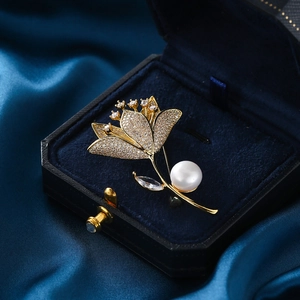 Elegante Magnolien Brosche mit weißen Zirkonia Blütenblättern und einer Süßwasserperle