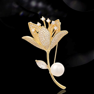 Elegante goldene Tulpenbrosche mit funkelnden Zirkonia und einer weißen Süßwasserperle