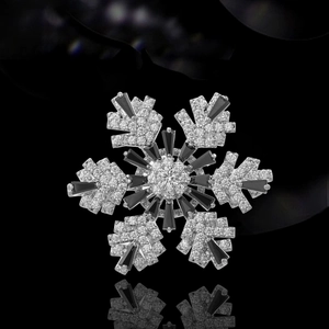 Elegante spilla a fiocco di neve rotante con petali d'argento e micro-pavé di diamanti
