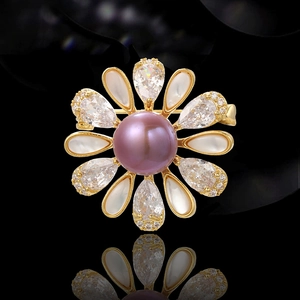 Broche fleur en or avec perle violette centrale et pétales en nacre et zircon