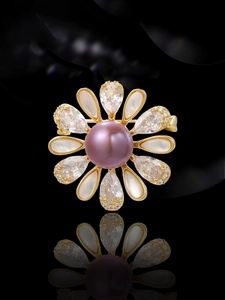 Broche fleur avec perle violette et pétales en nacre blanche avec placage à l'or précieux