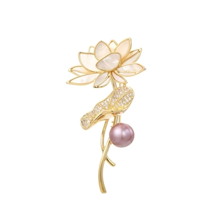 Detail der Blumenbrosche mit Muschel-Blütenblättern, lila Perle und Zirkonia-Akzenten