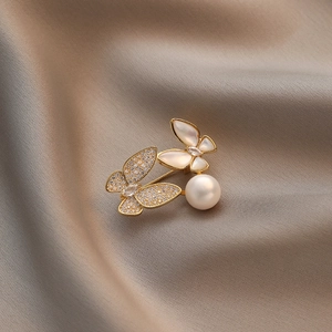Elegant gold butterfly brooch with zircon pavé, white mother-of-pearl and a glossy pearl