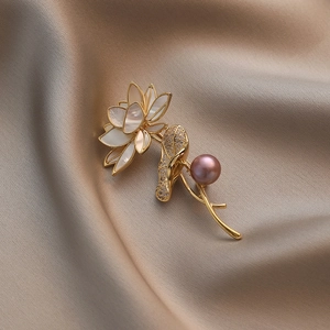 Elegante Lotus-Brosche mit Gold-Finish, Perlmutt-Blütenblättern und lila Süßwasserperle