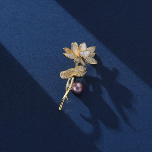 Eleganter Lotusblumen Brosche Mit Perlmutt Lila Süßwasserperle Aus Legierung Mit Zirkon Für Damen Hochzeit Schmuck Accessoire