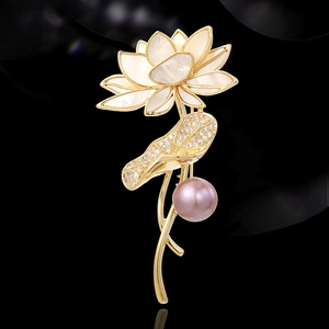Eleganter Lotus-Anstecknadel mit weißen Muschelblättern und violetter Süßwasserperle